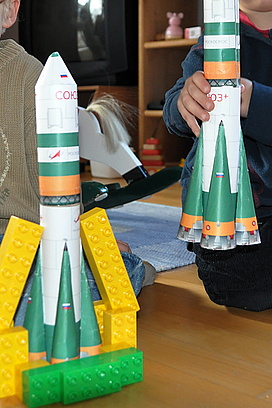 Raketenmodell aus Klorollen