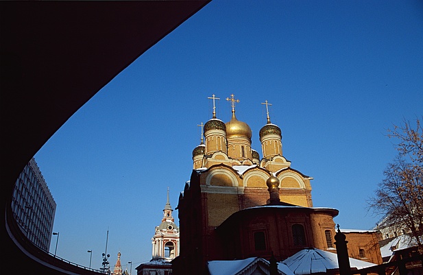Zahlreiche kleinere Kirchen umringen das 3000-Betten-Hotel Rossija (linker Bildrand)