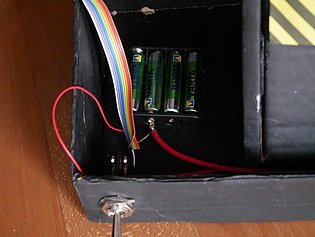 Ein Kippschalter aktiviert die Energieversorgung; vom Flachbandkabel werden nur 2 Adern benutzt, der Rest ist Deko