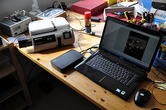 Automatic slide scanner connected to a laptop