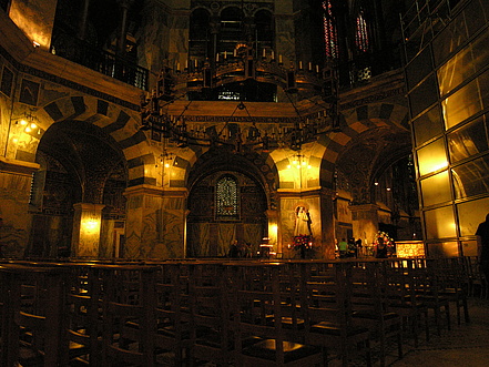 Der Leuchter im karolinigischen Oktagon des Doms zu Aachen wurde von Barbarossa gestiftet