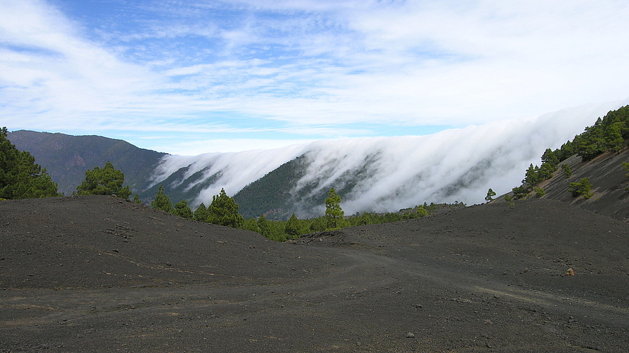 Wolken kriechen über die Cumbre Vieja