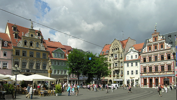 Zahlreiche historische Gebäude säumen den Erfurter Fischmarkt