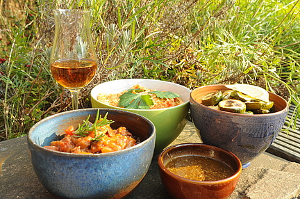 Orientalisch-mediterrane Köstlichkeiten: Hummus, gegrillte Zucchini, Aubergine mit Honig und Sherry, Dukkah