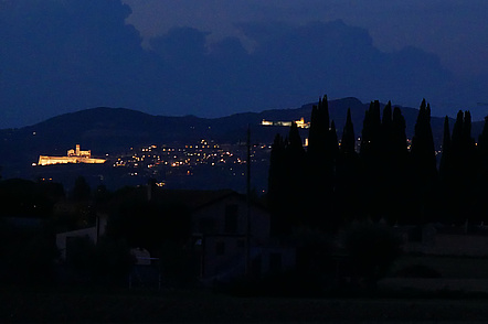 Nächtlicher Blick auf Assisi