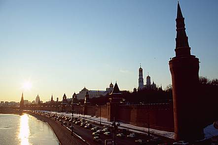 Blick entlang der Kreml-Mauer am Ufer der Moskwa