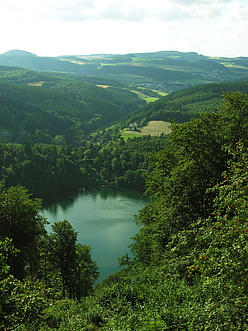 Das Gemündener Meer bei Daun in der Eifel entstand vo 10.000 Jahren bei einer vulkanischen Wasserdampfexplosion